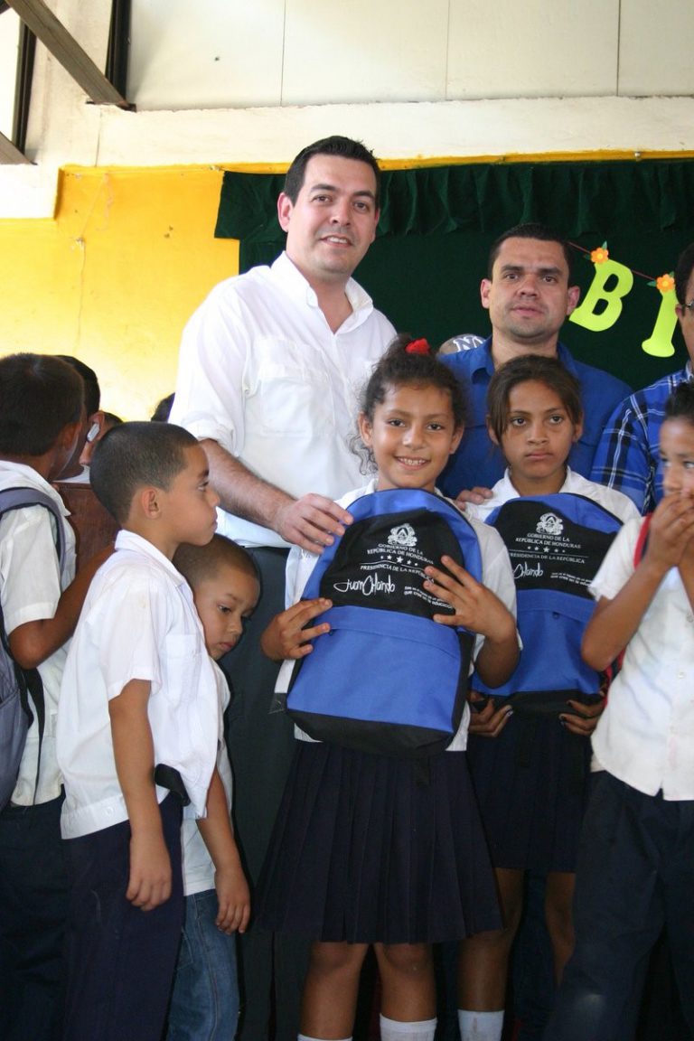 Uniformes y útiles entrega gobierno a escolares