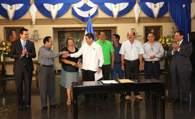 Gobierno del Presidente Hernández, aumenta salario a mas de 80 mil empleados públicos