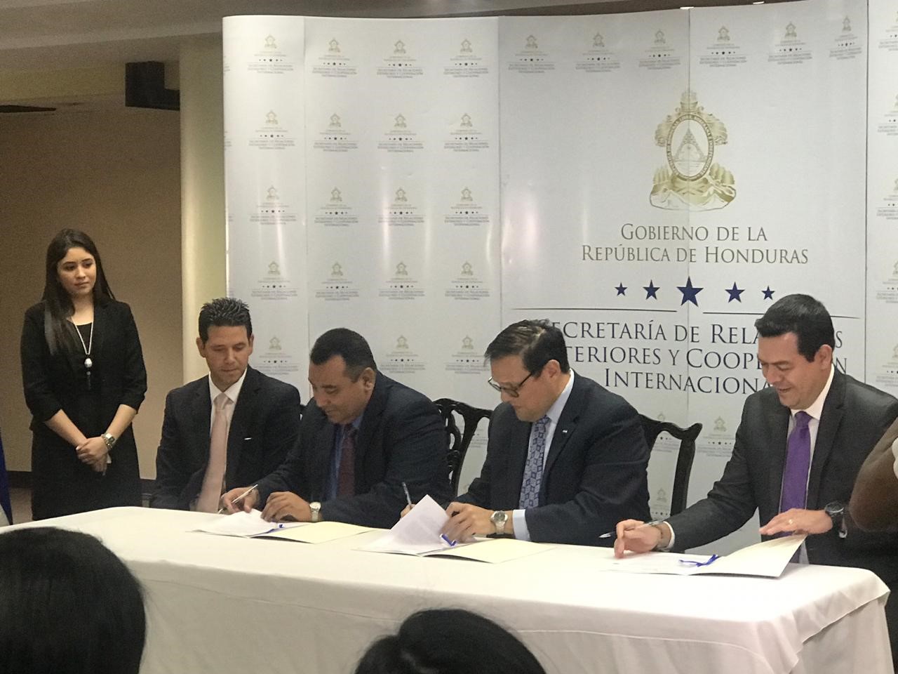 Cancillería firmó hoy el primer convenio con Azunosa para generar empleos a migrantes retornados.