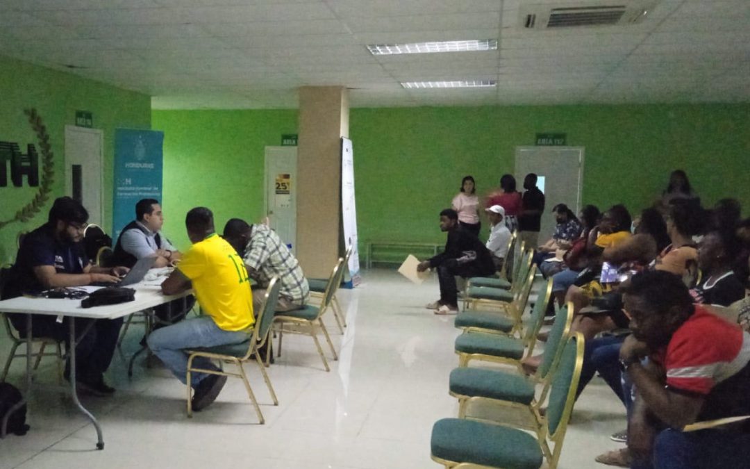 Multitudinaria Jornada de Inscripción en Roatán