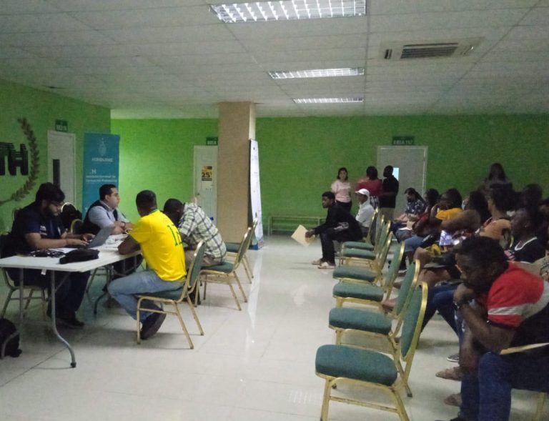 Multitudinaria Jornada de Inscripción en Roatán