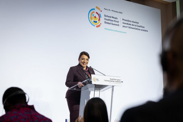 Presidenta Castro en Francia: «El Programa Nacional de Alimentación Escolar incluye la participación de familias, maestros, municipalidades, mancomunidades vinculando las compras locales para integrar a corto plazo la agricultura familiar campesina»