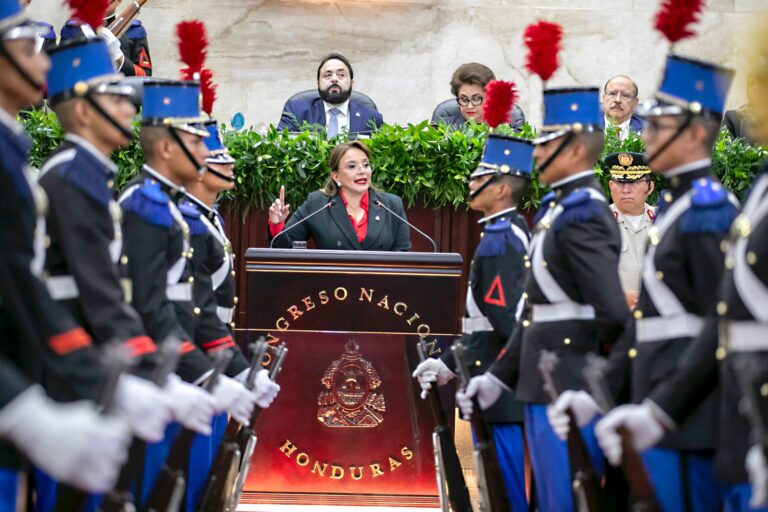 Orden y Respeto en la Instalación de la Tercera Legislatura ante la presencia de Xiomara Castro Sarmiento de Zelaya