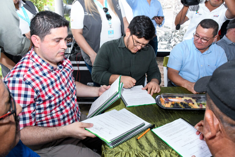 Secretaría de Trabajo presente en histórica firma sindical