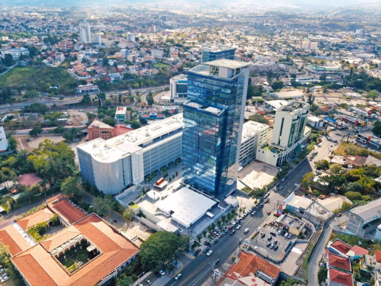 Apertura a acceso al sexto piso en el Cuerpo Bajo B